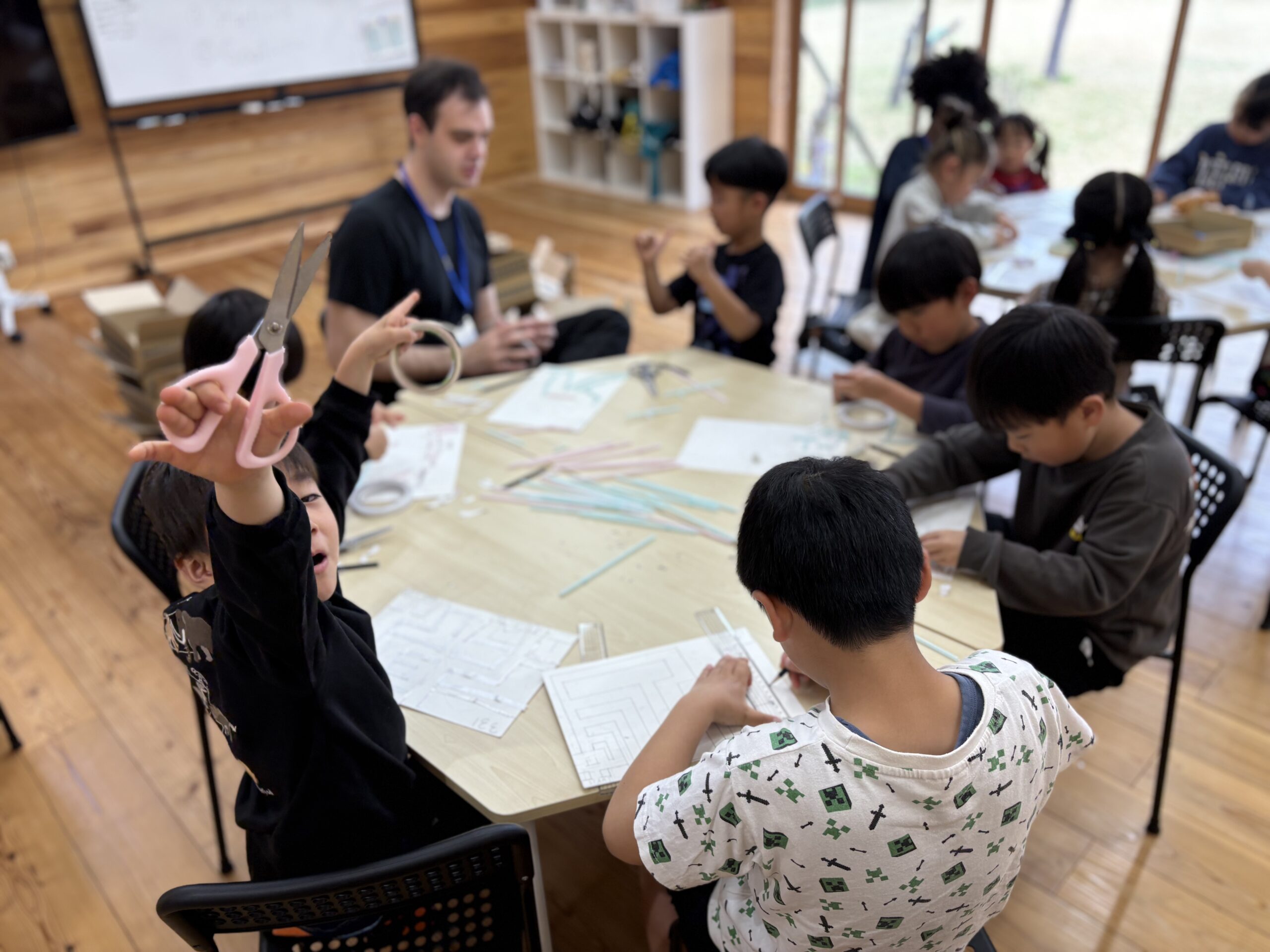 教室で先生と一緒に活動する子どもたち